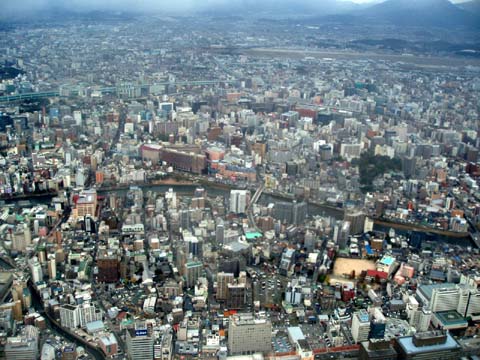 上空から見た博多(中州)中央にキャナルシティ